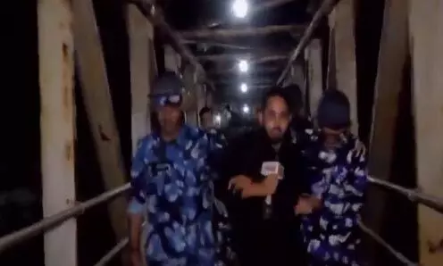 पत्रकार अरेस्ट वीडियो, रिपोर्टिंग के दौरान पुलिस ने दबोचा