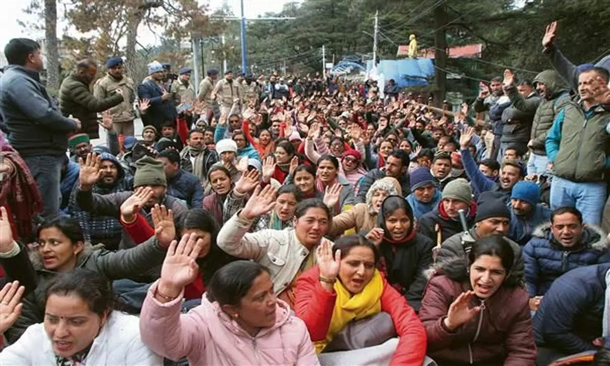 स्कूल प्रबंधन समिति के शिक्षकों ने नियमित नौकरी की मांग को लेकर प्रदर्शन किया