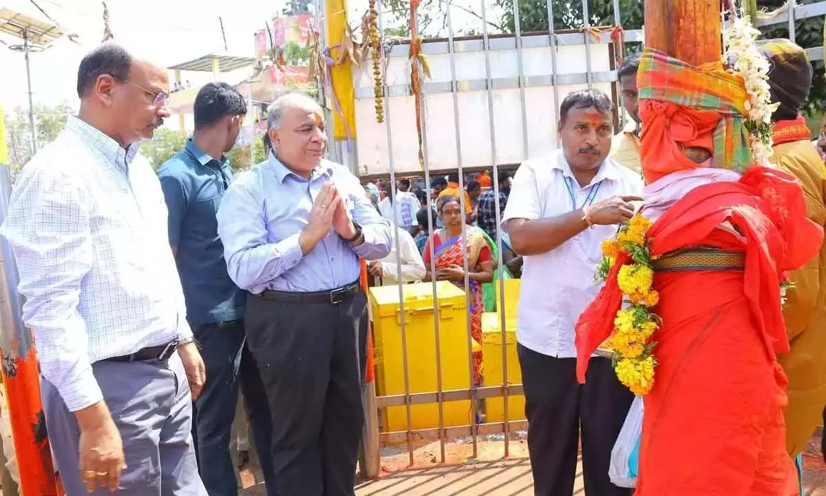डीजीपी रवि गुप्ता ने सम्मक्का सरलाम्मा जतारा का दौरा किया