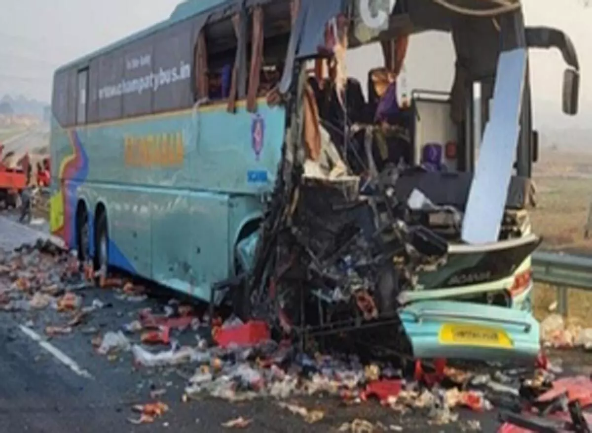रिंग रोड पर बस और ट्रक टक्कर, दोनों ड्राइवरों की मौत