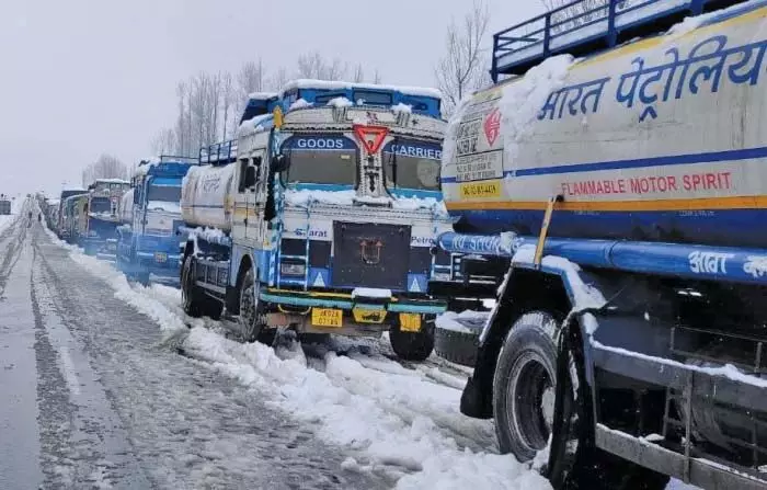 बारिश व बर्फबारी, श्रीनगर-जम्मू राजमार्ग अवरुद्ध