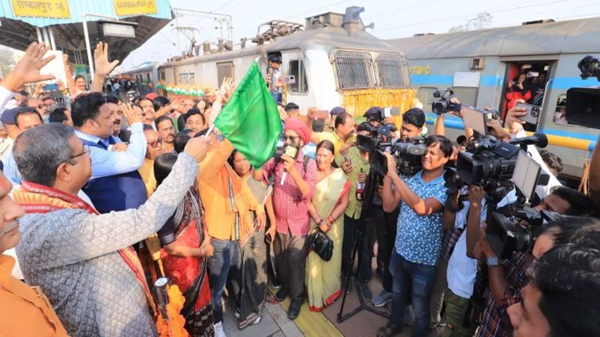 प्रधान ने संबलपुर से अयोध्या के लिए विशेष ट्रेन को हरी झंडी दिखाई