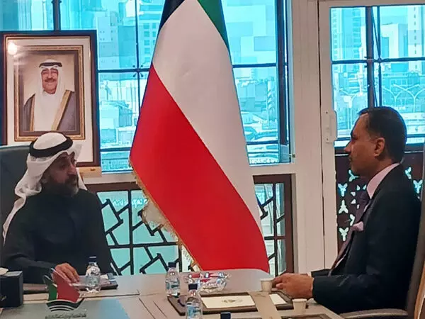 भारतीय दूत आदर्श स्वाइका ने कुवैत के नवनियुक्त वाणिज्य मंत्री से मुलाकात की
