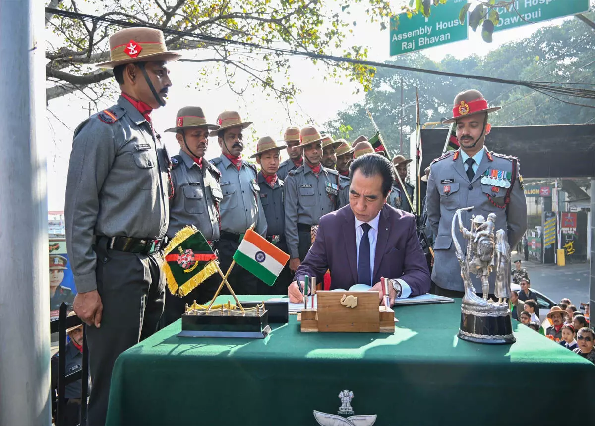 मुख्यमंत्री पु लालडुहोमा और अन्य गणमान्य व्यक्तियों ने असम राइफल युद्ध स्मारक पर पुष्पांजलि अर्पित की