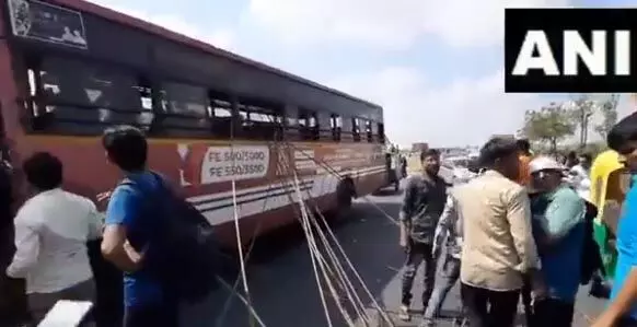 छड़ लदे रिक्शा से टकराई बस, 8 यात्रियों की हालत नाजुक