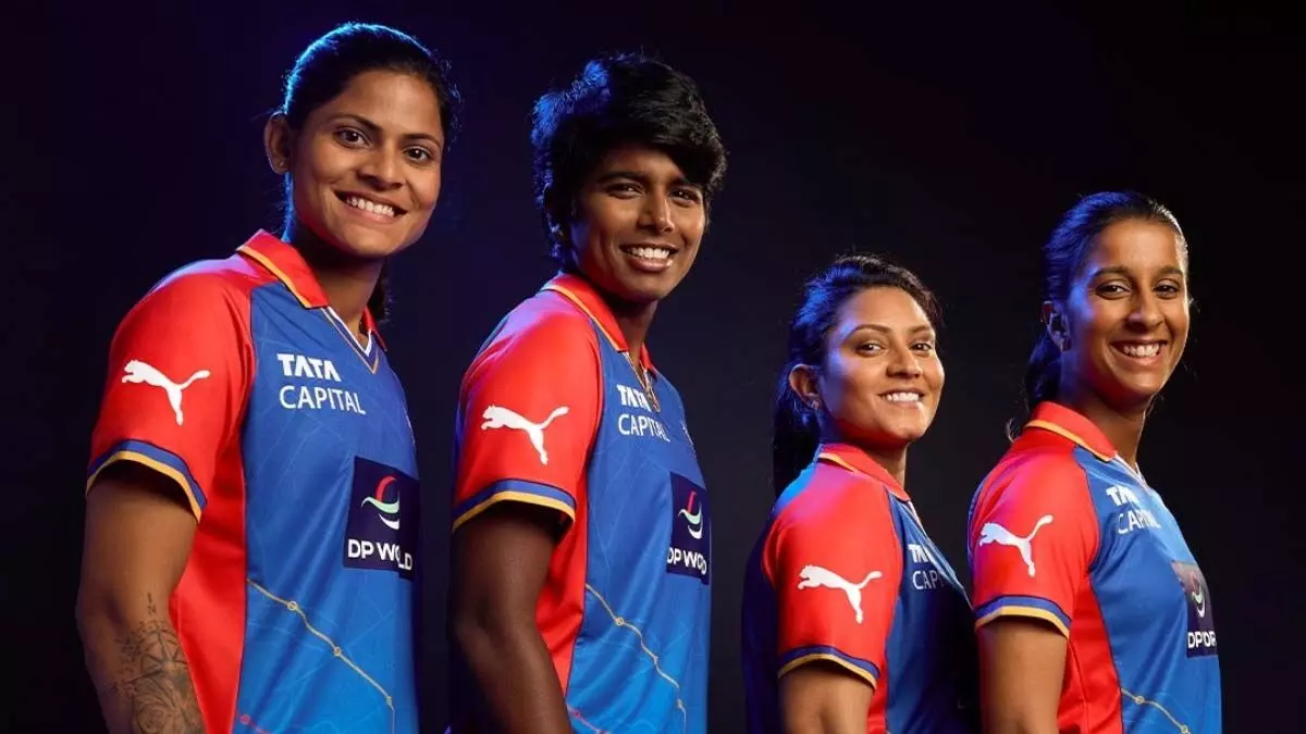 दिल्ली कैपिटल्स ने महिला टीम की जर्सी का किया अनावरण