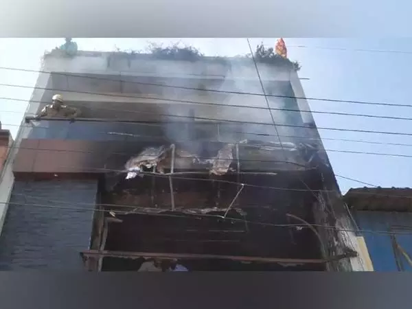 इंदौर में किराना दुकान में लगी आग, 1 की मौत, 2 घायल