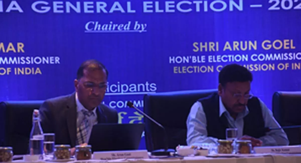 बिहार में चुनाव आयोग की टीम ने ली बैठक