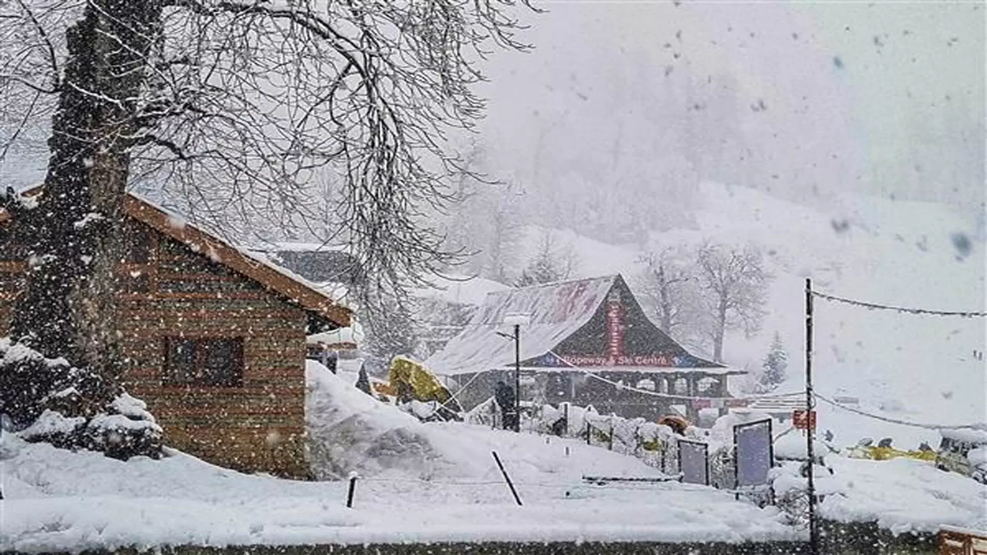 बर्फबारी के कारण हिमाचल में 228 सड़कें, 4 राष्ट्रीय राजमार्ग बंद