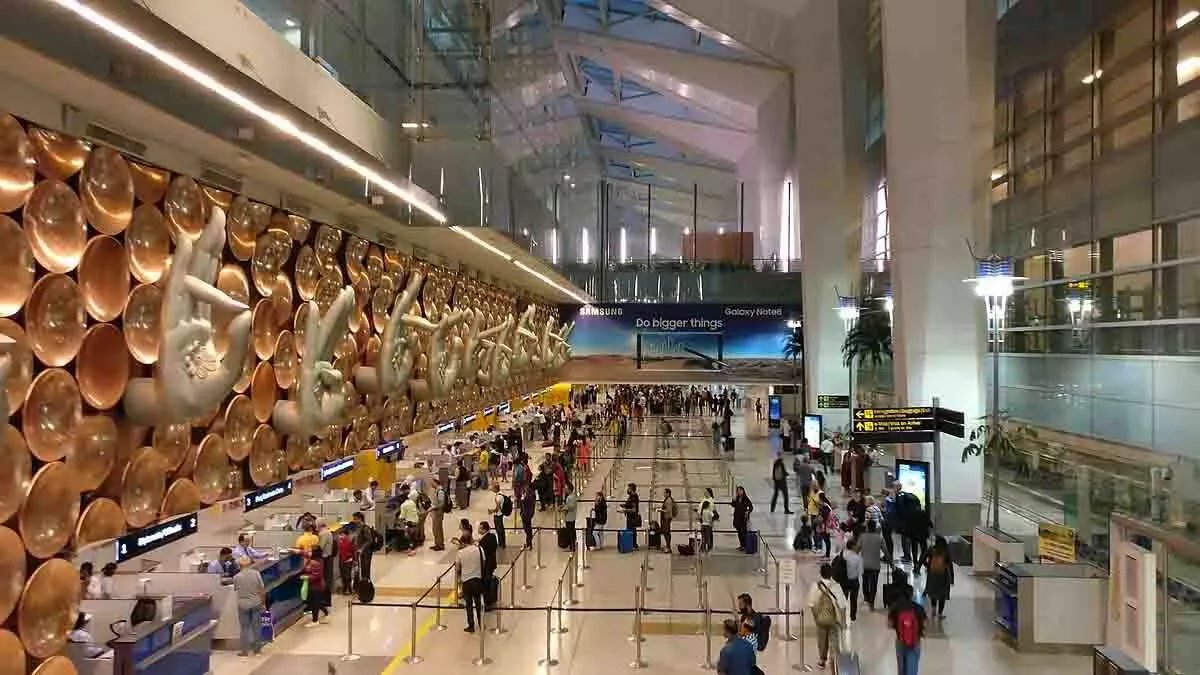 दिल्ली एयरपोर्ट से महिला गिरफ्तार, वजह से सबको किया हैरान