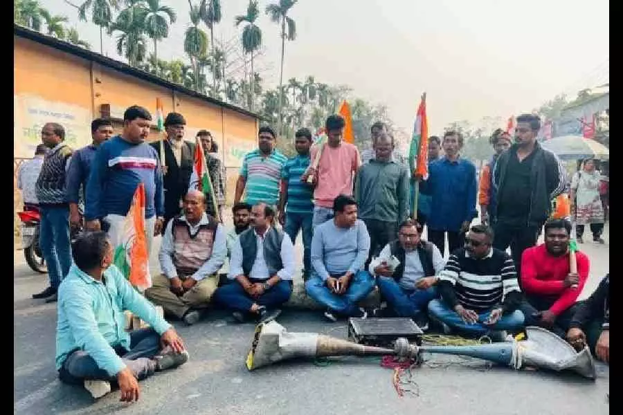तृणमूल कांग्रेस के नेताओं ने भाजपा समर्थकों द्वारा पार्टी कार्यकर्ताओं पर हमले को लेकर विरोध प्रदर्शन किया