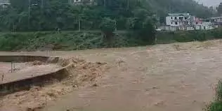 कठुआ में अचानक आई बाढ़ से चार लोगों को बचाया गया
