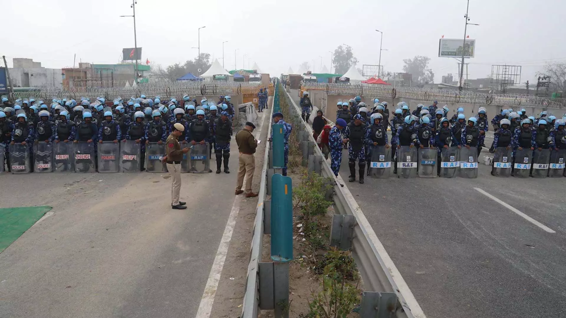 मानव शृंखला, कंटीले तार: दिल्ली के सीमावर्ती इलाकों की दोनों तरफ से किलेबंदी