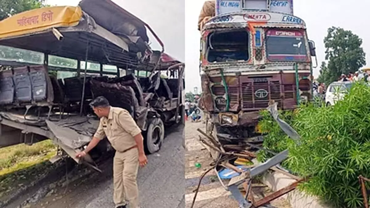 Barwani : ट्रक और बस की टक्कर, एक यात्री की मौत, 10 घायल