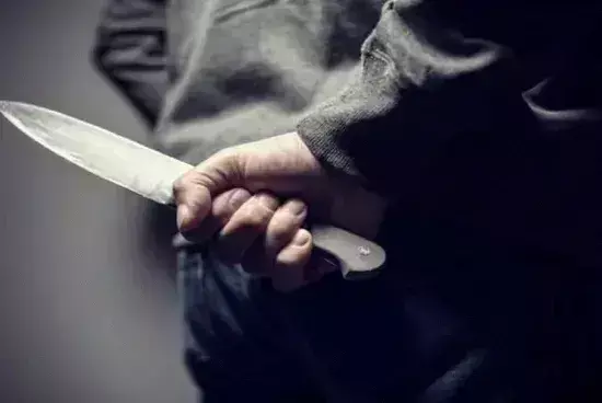 बदमाशों ने घर में घुसकर युवक पर चाकू से हमला किया