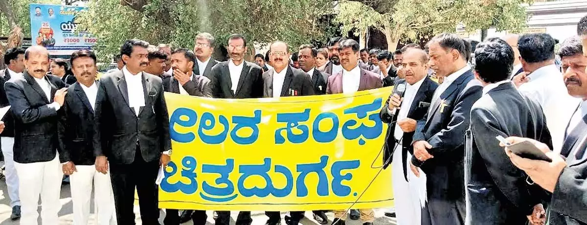 कर्नाटक में रामनगर के वकील सब-इंस्पेक्टर के खिलाफ कार्रवाई की मांग कर रहे हैं