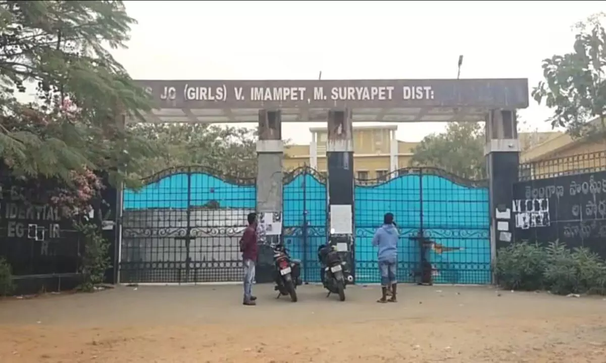 अधिकारियों द्वारा छात्रावास भवन बंद करने पर इमामपेटा स्कूल के छात्र वापस लौट आए