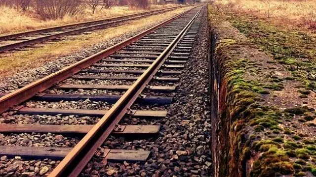 युवक ने ट्रेन के आगे कूदकर कर ली आत्महत्या