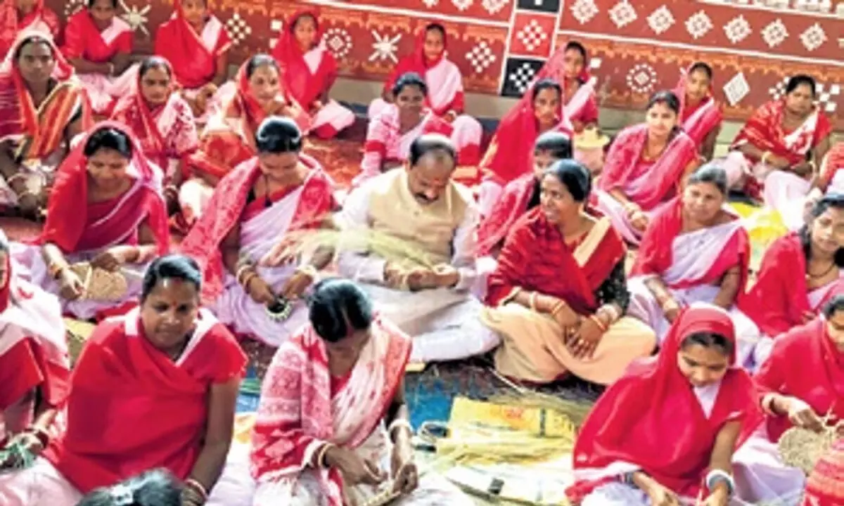 ओडिशा के राज्यपाल ने एसएचजी को सबाई घास की बुनाई पर सलाह दी