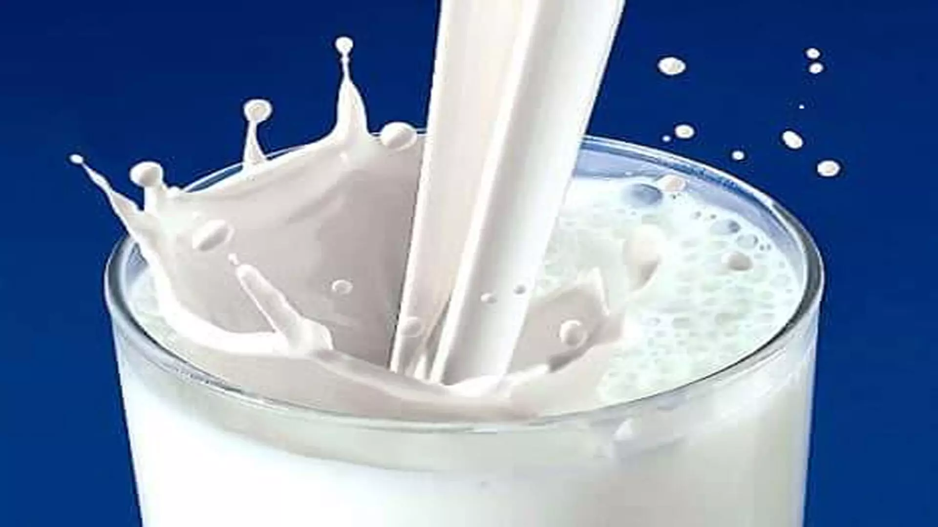 वेट गेन और ब्लोटिंग का कारण है दूध!जानें कैसे