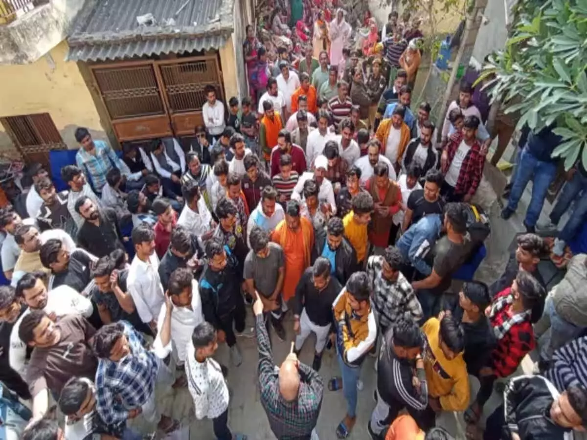 मंदिर गिराए जाने पर बजरंग दल ने किया हंगामा, मौके पर भारी पुलिस फोर्स तैनात