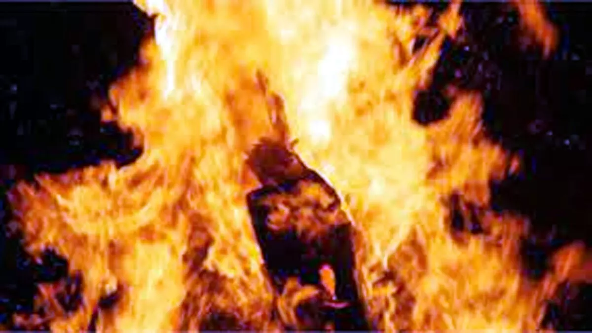 मुजफ्फरनगर में कलक्ट्रेट में पंचायत खत्म होने के बाद  किसान ने खुद को लगाई  आग