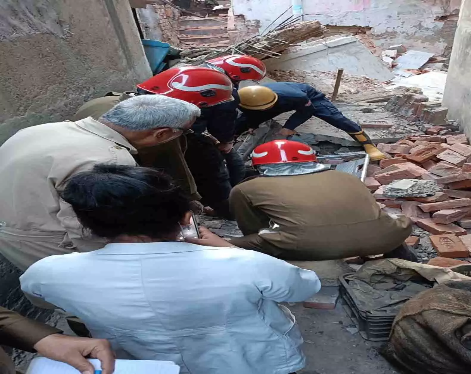 मुबारकपुर में मकान गिरा, 2 लोगों के मरने की सूचना