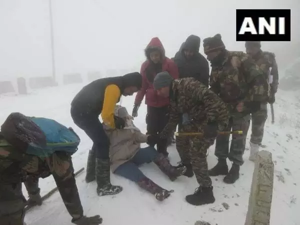 भारतीय सेना ने गंगटोक में भारी बर्फबारी के कारण फंसे 500 पर्यटकों को बचाया