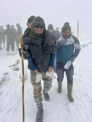 अचानक बर्फबारी के बाद फंसे 500 पर्यटकों की मदद के लिए सेना पहुंची
