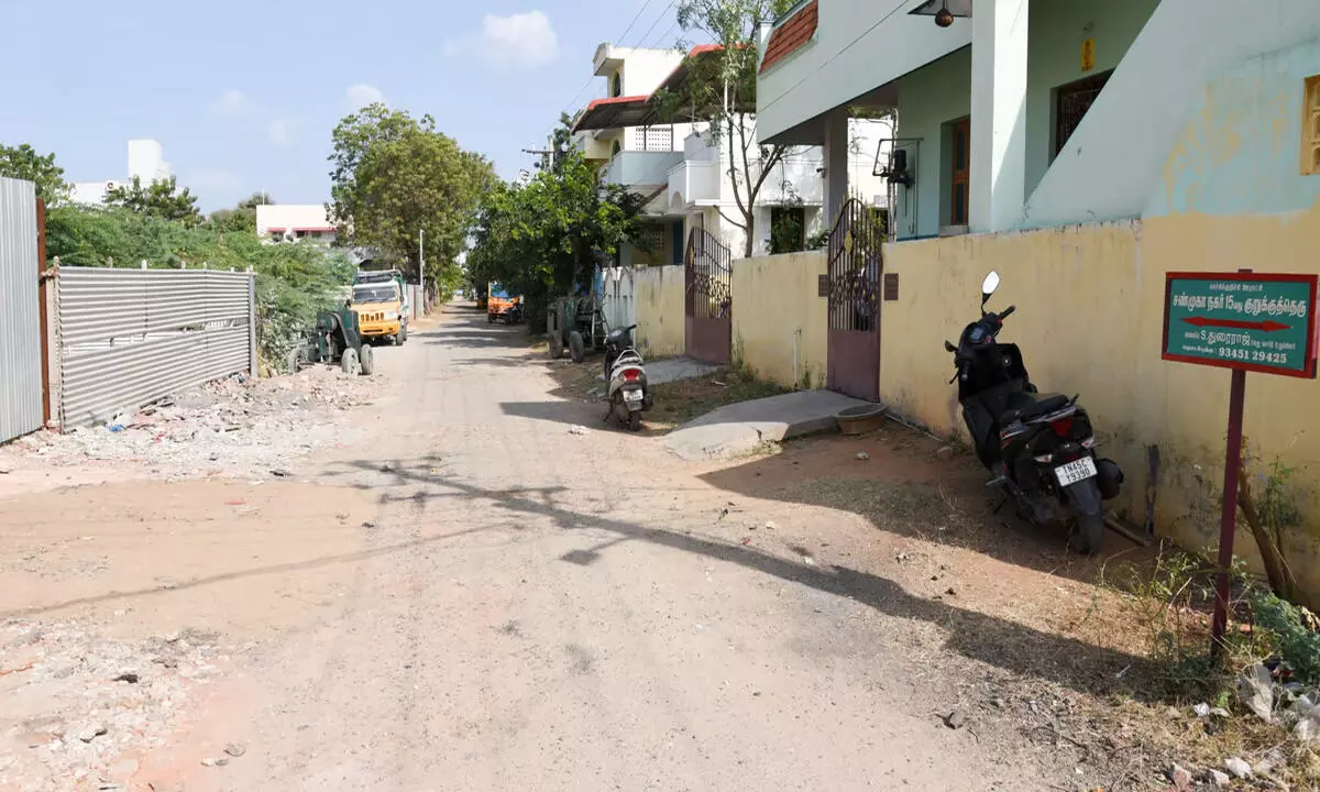 तमिलनाडु के शनमुगा नगर में गड्ढों से भरी सड़कें परेशान कर रही