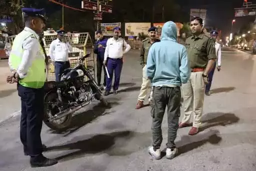 रात 3 बजे तक पुलिसकर्मियों ने किया कॉम्बिंग गश्त, शहर के एक-एक गली में पहुंचे