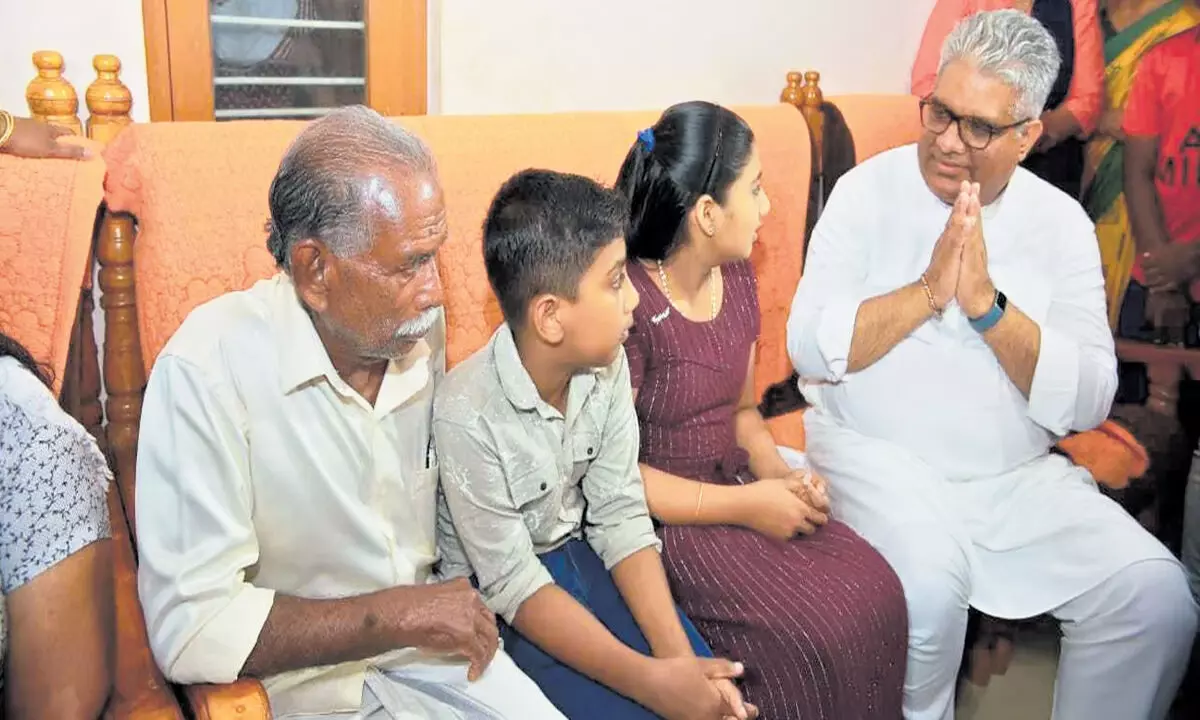 केंद्रीय मंत्री ने वायनाड का दौरा किया, जंगली जानवरों के हमलों के पीड़ितों के परिजनों से मुलाकात की
