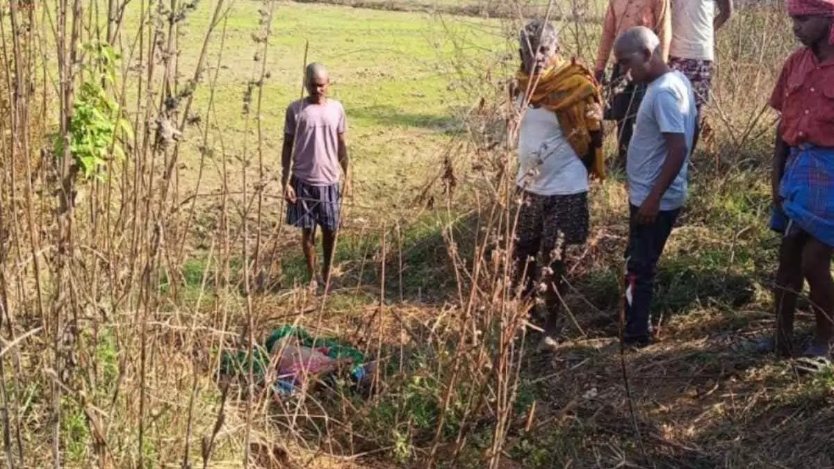 रेप के बाद महिला की हत्या, खेत में मिली अर्धनग्न हालत में लाश