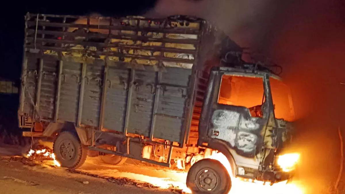 दमोह : जबलपुर स्टेट हाईवे पर अनाज से भरे ट्रक में लगी आग