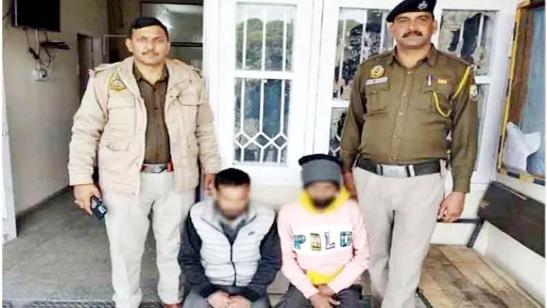 पुलिस ने 2 युवकों को चरस सहित हिरासत में लिया