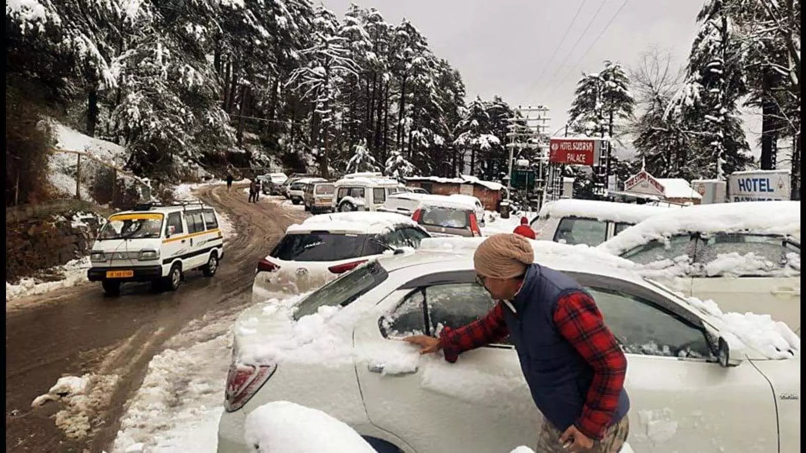 बर्फबारी के बाद जम्मू-कश्मीर में मौसम में सुधार