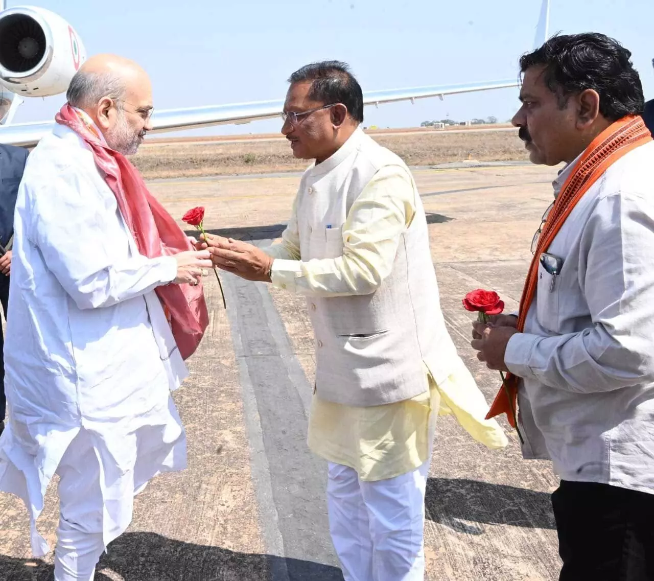 रायपुर पहुंचे केंद्रीय गृहमंत्री अमित शाह, विष्णुदेव साय और विजय शर्मा ने किया स्वागत