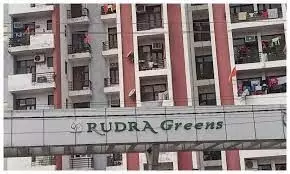 रूद्रा ग्रींस अपार्टमेंट की तीसरी मंजिल से गिरकर सिक्योरिटी अफसर की मौत