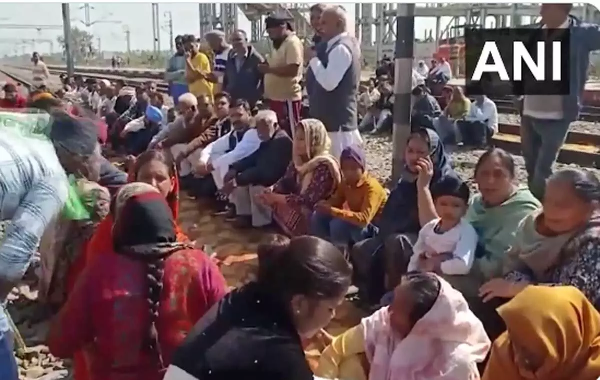परिवार समेत रेलवे ट्रैक पर बैठी महिलाएं, किसानों का समर्थन
