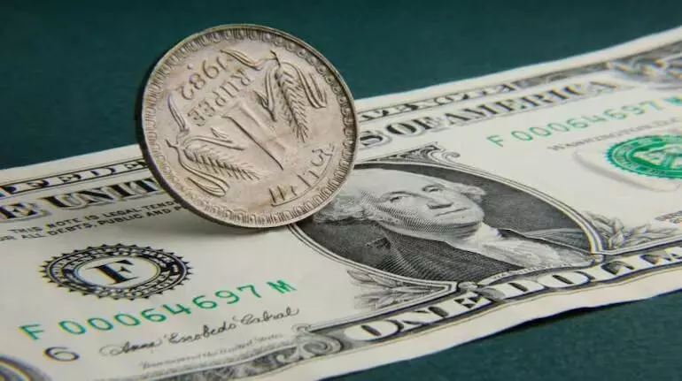 अमेरिकी डॉलर के मुकाबले रुपया 13 पैसे बढ़कर 82.83 पर बंद