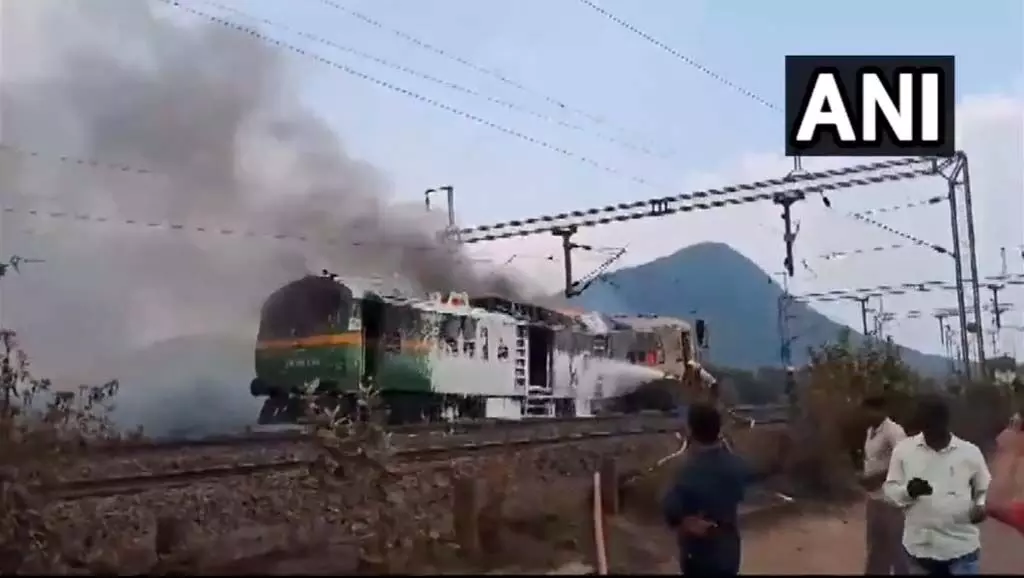 ट्रेन इंजन में लगी आग, दमकल की गाड़ियां मौके पर मौजूद
