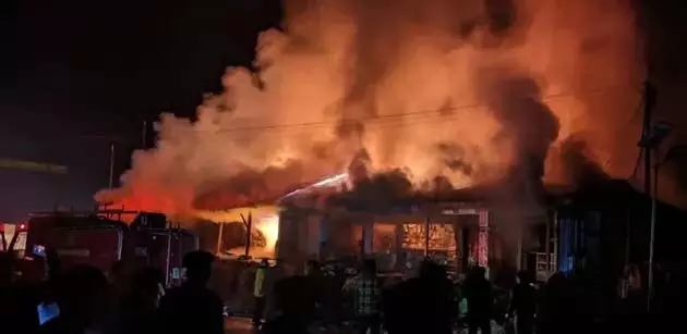 कोलोरियांग में आग से नौ दुकानें जलकर राख हो गईं, तीन घायल