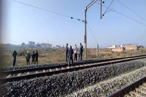 रेलवे ट्रैक के आउटर सिग्नल पर मिला व्यक्ति का शव