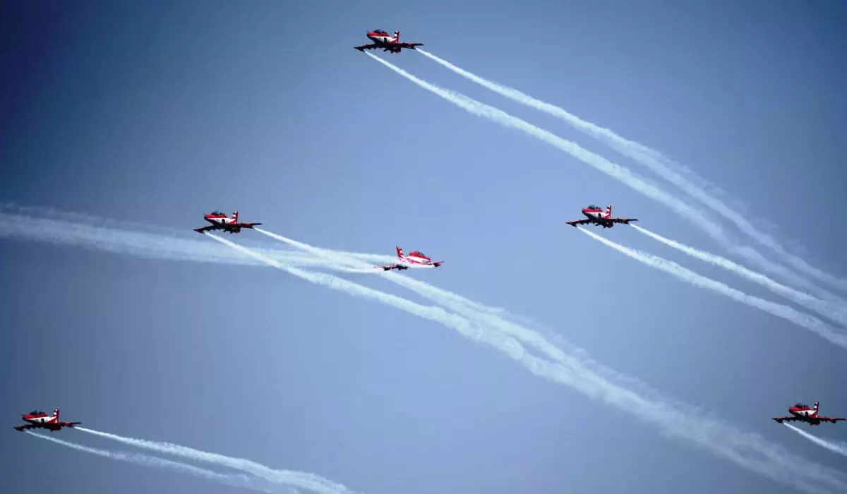 भारतीय वायु सेना आईएएफ की सूर्य किरण एरोबेटिक टीम ने दर्शकों को मंत्रमुग्ध कर