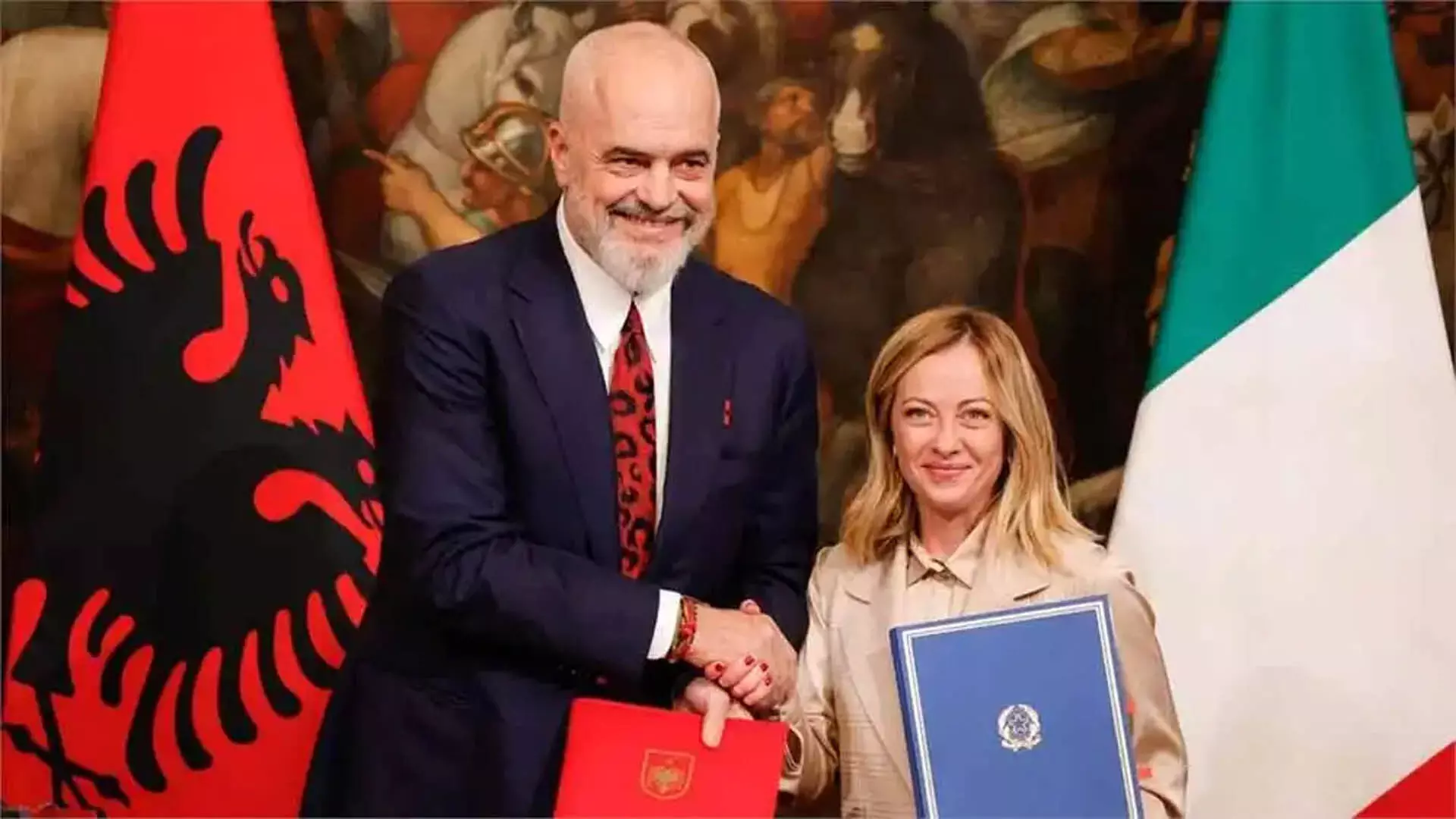 अल्बानिया ने इटली के लिए प्रवासियों को रखने के सौदे