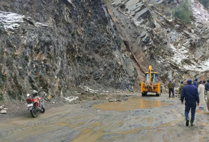 जम्मू-श्रीनगर राष्ट्रीय राजमार्ग पर यातायात बहाल