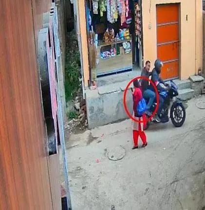 बाइक सवार दो बदमाश महिला से चेन झपट कर हुए फरार