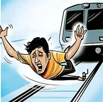 खानपुर के पास युवक ने ट्रेन से कूदकर आत्महत्या की