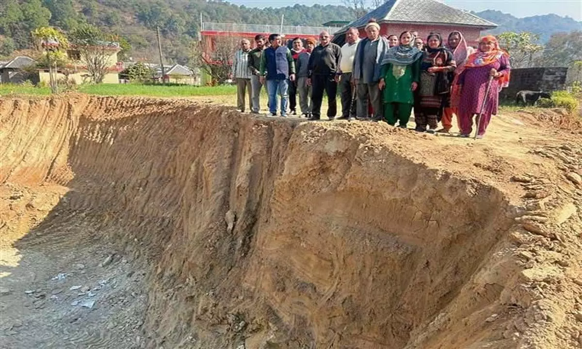सड़क निर्माण से टूटा गांव, निवासियों ने की ओवरब्रिज की मांग