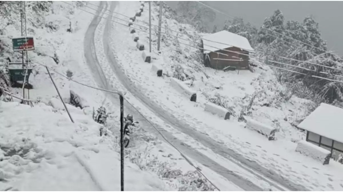 भारी बर्फबारी के बाद उत्तर, पूर्वी सिक्किम में कई सड़कें अवरुद्ध हो गईं